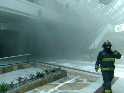 Un cortocircuito en Plaza Américas causó histeria entre los clientes y empleados. Al lugar acudieron los bomberos para atender el incidente.