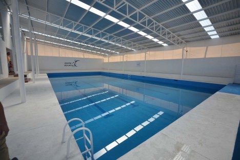 El deportivo Lomas de Santa Fe fue construido con una inversión por parte de la iniciativa privada de más de 7.6 millones de pesos, bajo el régimen de concesión, en un terreno de 2 mil 300 metros cuadrados que involucran la construcción de una alberca semi-olímpica de 30 metros de largo por 12.5 metros de ancho, totalmente climatizada y techada con sistemas de filtración y limpieza del agua.
