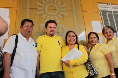 Este domingo acudieron los aspirantes a contender por alcaldías por el Partido de la Revolución Democrática a registrar su solicitud ante la dirigencia estatal.  