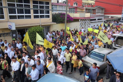 Nicanor Moreira acudió al CDE del Partido de la Revolución Democrática a registar su solicitud como aspirante a la candidatura a la alcaldía de Xalapa.   