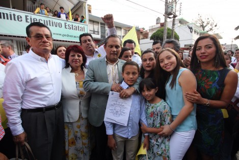 Nicanor Moreira acudió al CDE del Partido de la Revolución Democrática a registar su solicitud como aspirante a la candidatura a la alcaldía de Xalapa.   