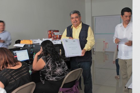 El empresario y líder magisteral, Mario Antonio Chama Díaz, buscará la alcadía del municipio de Teocelo, por lo que solicitó su registro como aspirante a lacandidatura por el PRD. 