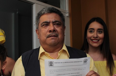 
El empresario y líder magisteral, Mario Antonio Chama Díaz, buscará la alcadía del municipio de Teocelo, por lo que solicitó su registro como aspirante a lacandidatura por el PRD. agradeció la confianza del PRD al darle la oportunidad de trabajar a favor de su municipio, recordando que es la primera vez que buscará un puesto de elección popular. Dijo que buscará impulsar turísticamente a su municipio además de mejoras en materia de salud y educación para sus paisanos.