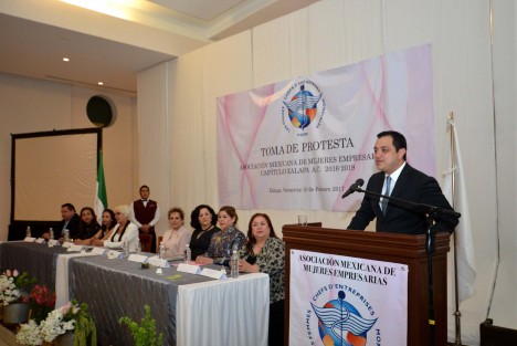 Las mujeres empresarias xalapeñas son ejemplo no sólo para su familia, sino también para la sociedad, afirmó el alcalde Américo Zúñiga Martínez, al asistir a la toma de protesta y renovación de la Mesa Directiva de la Asociación Mexicana de Mujeres Empresarias AC (AME) capítulo Xalapa para el periodo 2016-2019.