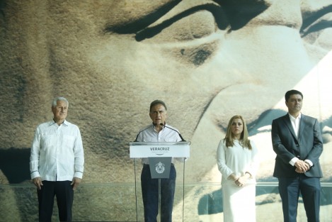 El gobernador de Veracruz, Miguel Ángel Yunes Linares, presentó como Secretaria Ejecutiva del Consejo Estatal de Seguridad Pública a Ana Cristina Ledezma López. 