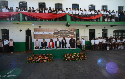 Autoridades municipales, escolares y de educación participaron en el acto conmemorativo del 100°  Aniversario de la Constitución Política Mexicana realizada en las instalaciones  de la escuela Bachilleres <em>Constitución de 1917</em>.  En representación del alcalde de Xalapa, Américo Zúñiga, asistió la Directora de Cultura, Educación y Deporte del Ayuntamiento, Noemí Santa Brito Gómez.  