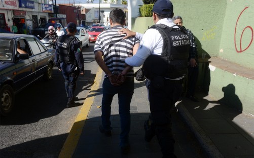 Un presunto ladrón fue detenido por elementos de la SSP luego quererle arrebatarle sucelular a una señora que transitaba junto a las escaleras de El Ágora en pleno centro de la ciudad. El individuo fue trasladado a las instalaciones del cuartel San José.  
