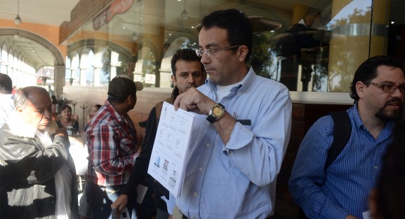 Trabajadores del Colegio de Veracruz (COLVER) así como estudiantes, continúan con las protestas en contra  del rector del plantel, Eugenio Vázquez Muñoz, esta vez lo acusan del desvío  de 2 millones de pesos que utilizó para el pago de su notaría.