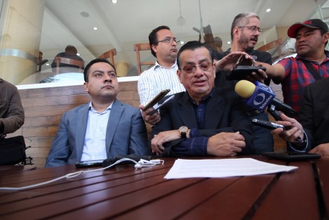 Arrecian los dims y diretes entre partidos y Manuel Bernal señaló en conferencia cafetera, al senador Pepe Yunes de pretender descalificar el trabajo y las acciones que está emprendiendo el actual gobierno estatal para rescatar a Veracruz del saqueo de las administraciones anteriores y posteriores al chirinato.  