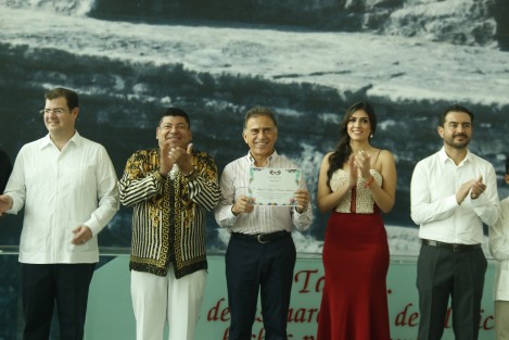 Luego de que se anunciara que no habría recursos del gobierno estatal para apoyar festividades excepto La Candelaria en Tlacotalpan, este lunes al recibir la invitación formal del Comité de Carnaval de Veracruz para asistir a la coronación de los reyes, el gobernador Miguel Ángel Yunes, hizo entrega de 5 millones de pesos para apoyar la fiesta. 