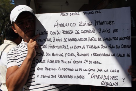 Vecinos de la colonia 24 de Abril exigen al alcalde Américo Zúñiga la pavimentación de la calle Carlos Roberto Smith, dicen llevar tres años esperando dicha obra pública.   