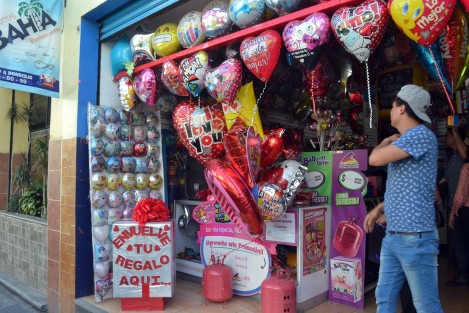 Entre globos, flores y peluches, lo más económico en regalos, transcurre este día de San Valentín. 