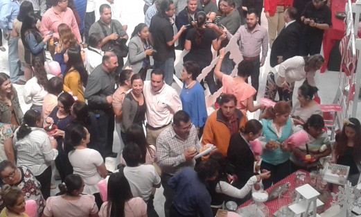Mientras en hospitales de la sierra no hay para medicamentos, en el Palacio Legislativo sí hubo para festejar a San Valentín. Quizá sea con el  saldo a favor que se logró ahora que quitaron a los aviadores. 
