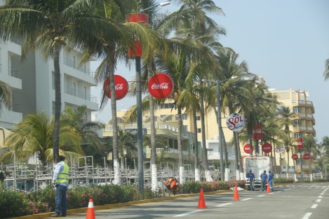 El presidente del comité del carnaval de Veracruz 2017, Luis Antonio Pèrez Fraga, informó que a unos días de que inicien estos festejos algunas de las empresas refresqueras y cerveceras autorizadas para vender sus productos durante los paseos aun no han hecho su aportación económica; sin embargo ya iniciaron la colocación de gallardetes y anuncios publicitarios. 