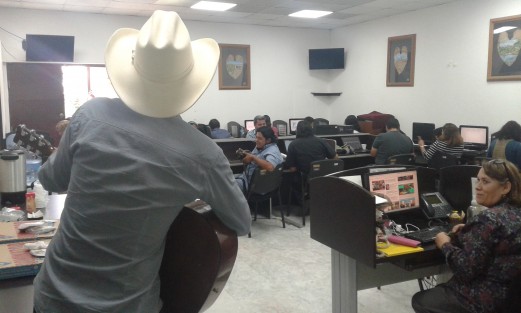 Otro detalle que se vio en elCongreso del stado  con motivo del Día del Amor, fue un cantante que recorrió las oficinas interpretando sus melodías. Al finalizar su actuación decía que la misma era de parte de Tronco... vaya uno a saber. 
