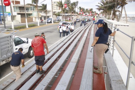 Esta mañana se realizó un recorrido de supervisión a la instalación de gradas para los desfiles de carnaval 2017, en el bulevar Ávila Camacho.  Se lleva un avance del 70% en la colocación de las estructuras, para el evento que inicia el próximo 22 de febrero. 