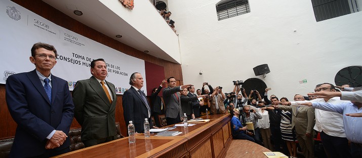 El alcalde de Xalapa, Américo Zúñiga, acompañó al secretario de Gobierno, Rogelio Franco, a la toma de protesta a los Consejos Municipales de Población (COMUPO).  