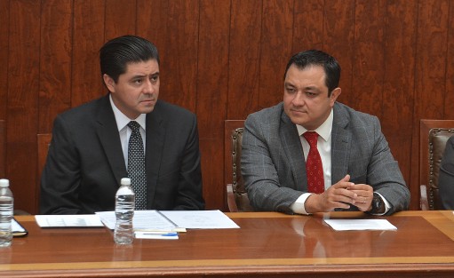 El alcalde de Xalapa, Américo Zúñiga, acompañó al secretario de Gobierno, Rogelio Franco, a la toma de protesta a los Consejos Municipales de Población (COMUPO).   