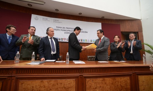 Este miércoles, el secretario de Gobierno de Veracruz, Rogelio Franco Castán, tomó protesta al alcalde Américo Zúñiga Martínez como presidente del Consejo Municipal de Población (COMUPO) de Xalapa, así como a los integrantes de estos organismos en diferentes ayuntamientos de Veracruz.