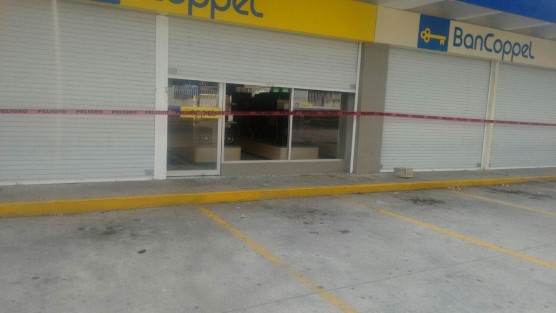 La suucursal de Coppel en Río Blanco, Ver. fue robada la madrugada de este miércoles. Al arribar los trabajadores se encontraron con que la cortina metálica había sido levantada y los cristales de la entrada rotos. La mayoría de los artículos robados son joyería y telefonía.
