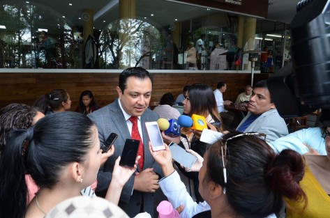 El alcalde Américo Zúñiga Martínez propuso al Congreso del Estado de Veracruz que en caso de aprobar la reestructuración de la deuda del Gobierno estatal, que se incluya el pago de pendientes a los 212 municipios, heredados por la administración estatal anterior.
 