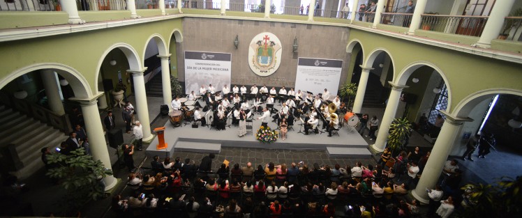 En presencia del subsecretario Pedro Manterola y  la Banda Sinfónica del Gobierno del Estado  se celebró el Día de la Mujer Mexicana, en el patio del Palacio de Gobierno.