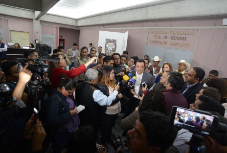 El alcalde de Xalapa, lamentó no se haya podido solucionar el pago de adeudos a los municipios por la falta de diálogo, que no se dio por el incumplimiento de la secretaria de Finanzas, Clementina Guerrero. Por lo que espera que con la reestructuración de la deuda se pueda destinar recursos para el pago a los Ayuntamientos, esto sin ser chantaje. 