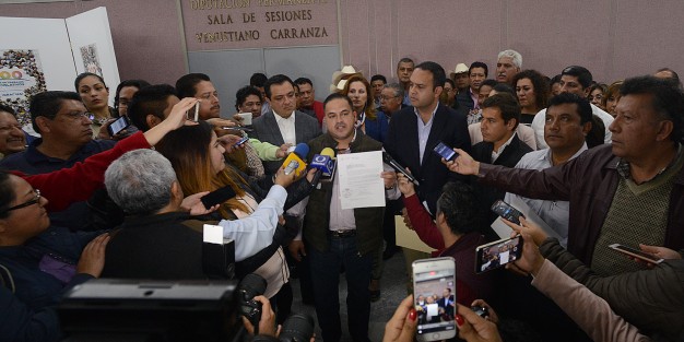 El diputado Ernesto Cuevas se dijo molesto por la falta de seriedad de la Secretaria de Finanzas, ya que varios de los 48 alcaldes que dejó plantados, viajaron desde temprano hacia Xalapa. El descontento fue general por la falta de respeto. 