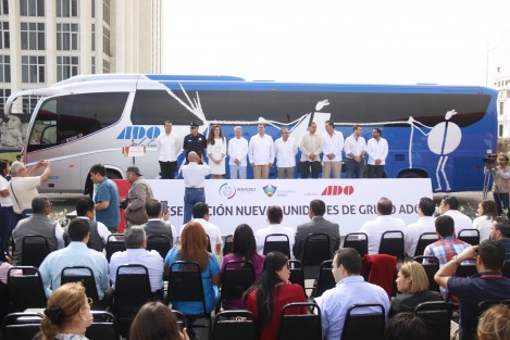 Fueron presentadas las nuevas unidades de ADO que ofrecerán el servicio de transporte en la entidad. El evento se realizó en la Macro Plaza del Malecón de Veracruz y asistieron funcionarios estatales en representación del gobernador. 
