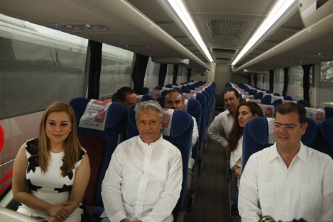 Fueron presentadas las nuevas unidades de ADO que ofrecerán el servicio de transporte en la entidad. El evento se realizó en la Macro Plaza del Malecón y asistieron funcionarios estatales en representación del gobernador. 