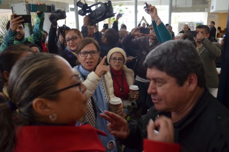 Ante la larga espera, las mujeres de los colectivos pidieron se les dejara pasar a esperar, pero les fue negada la entrada por lo que apoyadas por la titular de la Comisión Esatal de Derechos Humanos, entraron a la fuerza a la sala de juntas a esperar la llegada de los funcionarios.  