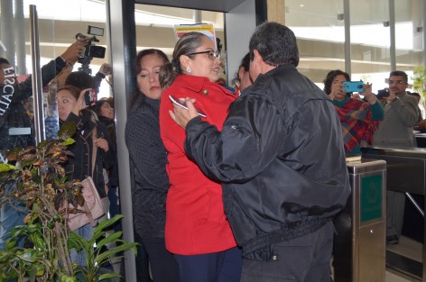 Ante la larga espera, las mujeres de los colectivos pidieron se les dejara pasar a esperar, pero les fue negada la entrada por lo que apoyadas por la titular de la Comisión Esatal de Derechos Humanos, entraron a la fuerza a la sala de juntas a esperar la llegada de los funcionarios. 
