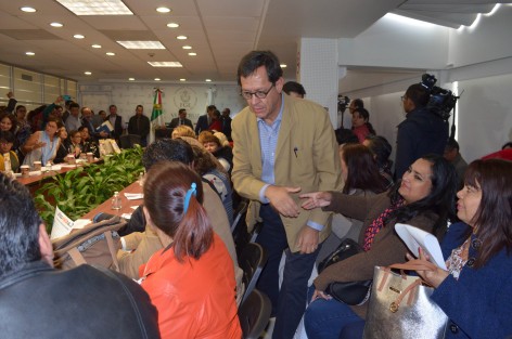 La tardanza en el arribo del Sub Secretario de Derechos Humanos, Roberto Campa Cifrian, se justificó con que su avión no pudo aterrizar en Xalapa, por lo que tuvo que llegar a Veracruz y de ahí trasladarse por carretera.    
