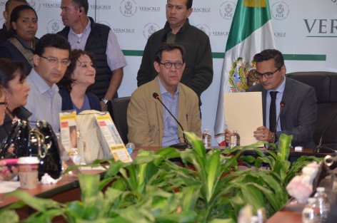 Ante el reclamo de porqué no fueron atendidas por el fiscal mientras arribaba el subsecretario de Derechos Humanos, fueron informadas que el propio Jorge Winckler lo había ido a recoger, a lo que cuestionaron que si ahora además de fiscal y fotógrafo también es chofer. 