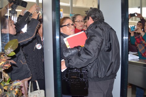 Colectivos de familiares de personas desaparecidas, éstos últimos tuvieron que esperar por más de tres horas en la recepción de la Fiscalía el arribo del Sub Secretario de Derechos Humanos, Roberto Campa Cifrián, y el fiscal Jorge Winckler, esto según porque el vuelo del funcionario federal  no pudo aterrizar en Xalapa y llegó a Veracruz. Winckler, muy amable, acudió hasta Veracruz por él.  