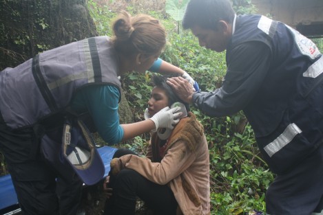 Jovencita cayó de un puente de tubos en Tlapacoyan, sufriendo lesiones principalmente en la cara. 