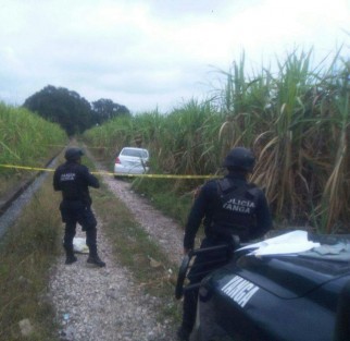Un vehículo reportado como robado fue encontrado entre unos cañales, elementos de la Policía Municipal de Cuichapa acudieron al lugar para tomar conocimiento de los hechos.