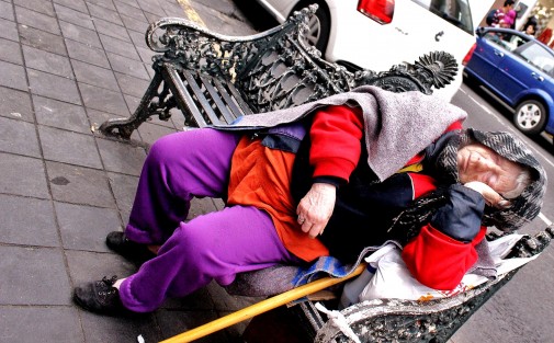 Adultos mayores en situación de calle, los primeros responsables, la familia. A diferencia de los países de primer mundo los adultos mayores en su mayoría no cuentan con recursos para vivir su vejez. 