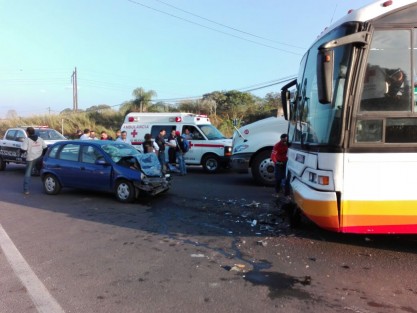Una mujer murió y otra resultó lesionada luego de que un autobús de Cordorama y un automóvil Chevy chocaran en la carretera federal Córdoba-Veracruz a la altura de la desviación a Potrero la mañana de este viernes.  