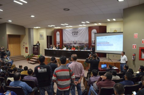 La Comisionada del IVAI Yoli García Álvarez acompañada por la Presidenta del Congreso local María Elisa Manterola y la Comisionada del INAI Ximena Puente de la Mora dieron inicio con los trabajos de la Jornada para la aemonizacion de protección de datos personales. 