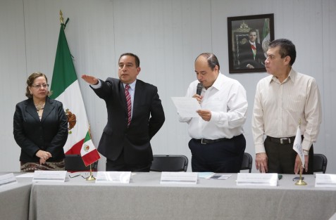 En representación del Director General del ISSSTE, José Reyes Baeza Terrazas, Emilio Cedrún Vázquez, Subdirector de la Dirección de Delegaciones del Instituto tomó protesta de ley al nuevo encargado de la Delegación del Instituto de Seguridad y Servicios Sociales de los Trabajadores del Estado en Veracruz, Arturo Francisco Gutiérrez Góngora, en sustitución de Renato Alarcón Guevara quien se separó del cargo el pasado lunes 30 de enero por motivos personales. 
