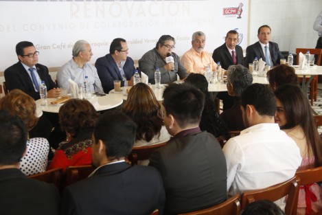 El director de la Facultad de Ciencias de la Comunicación de la Universidad Veracruzana, Marco Agustín Malpica, firmó un convenio de colaboración con el Café de La Parroquia para que alumnos de este plantel educativo realicen su servicio social en diversas áreas del restaurante como mercadotecnia, publicidad y periodismo al ser un sitio concurrido para ruedas de prensa y entrevistas. 