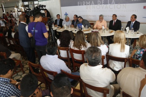 El director de la Facultad de Ciencias de la Comunicación de la Universidad Veracruzana, Marco Agustín Malpica, firmó un convenio de colaboración con el Café de La Parroquia para que alumnos de este plantel educativo realicen su servicio social en diversas áreas del restaurante como mercadotecnia, publicidad y periodismo al ser un sitio concurrido para ruedas de prensa y entrevistas.