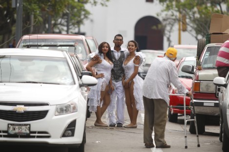 El Comité Directivo del Carnaval de Veracruz 2017, realizó promoción de esta fiesta con volanteo en el centro de la ciudad. Las edecanes llamaron la atención de automovilístas y peatones que circulaban por la zona. 