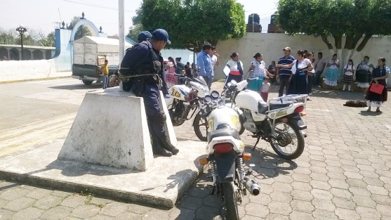 Molestos por el supuesto abuso de autoridad en contra de dos jóvenes y un taxista a quienes la policía municipal de Ixhuatlancillo detuvo por estar señalados de ser ladrones, esta tarde de viernes un centenar de habitantes esta localidad amarraron a dos policías municipales y a un empleado del Ayuntamiento al asta bandera. 
