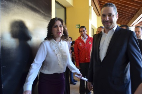Delegados Federales se dieron cita este mediodía para asistir a la instalación del Comité  Preventivo sobre blindaje electoral, la Delegada  de SEDESOL, Anilú Ingram Vallines, llegó acompañada por Jacobo Mischne Bass, titular del Órgano de Control de esa dependencia.
