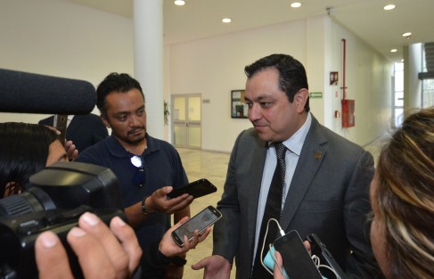 El alcalde Américo Zúñiga Martínez señaló que el pago de la deuda por parte del Gobierno del Estado con los municipios es un tema de justicia, <em>son inversiones productivas para los 8 millones de veracruzanos, que se han visto detenidas</em>.
