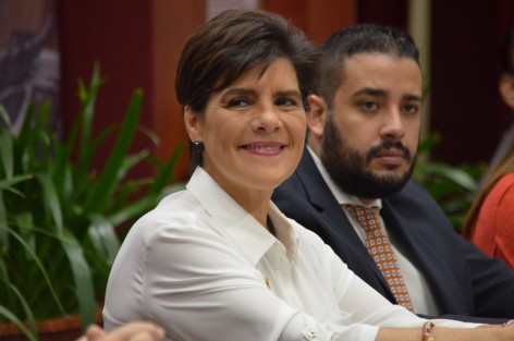 La presidenta de la Mesa Directiva de la LXIV Legislatura, Elisa Manterola, recordó que el pasado 27 de enero entró en vigor la Ley General de Protección de Datos Personales, por lo que -añadió- el Congreso de Veracruz tiene la responsabilidad de ajustar esta disposición a las normas estatales en un plazo no mayor de seis meses.