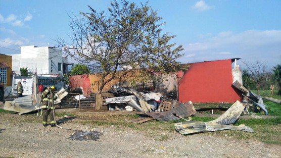 Una menor de 7 años murió calcinada al incendiarse su vivienda de madera y lámina la tarde de este viernes, en la colonia Aracarias de Córdoba. 
