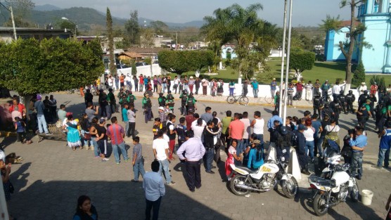 Tensa situación se vivió en Ixhuatlancillo, luego de que habitantes retuvieran a dos policías y a un policía administrativo, los cuales fueron amarrados en el asta bandera, los cuales fueron liberados luego de una larga negociación.